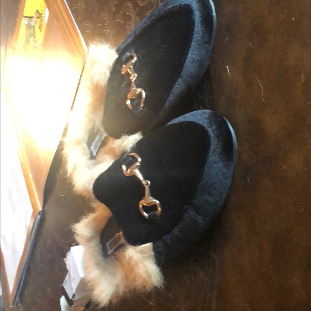 Black shoes with horse shoe buckle